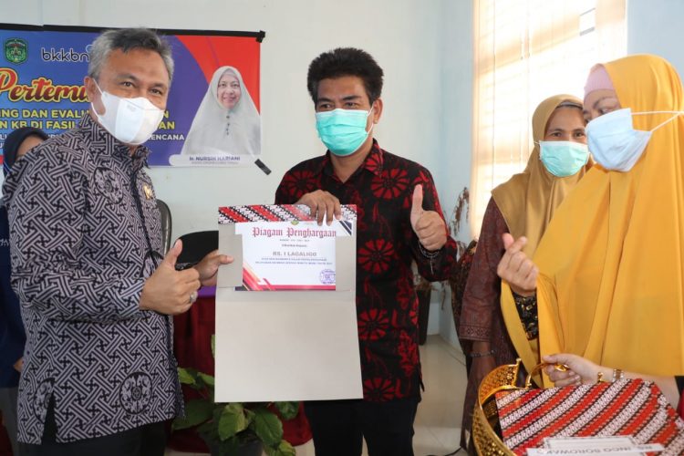 Bupati Budiman Serahkan Penghargaan Capaian Pelayanan KB