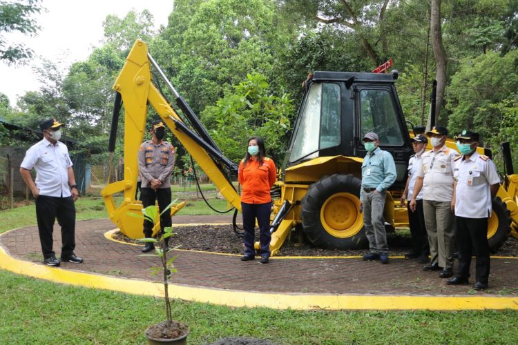 Bupati Lutim Puji Proses Pembibitan Tanaman d Nursery PT. Vale