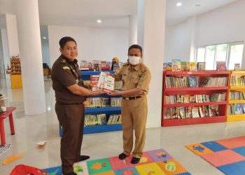 Kejari Lutim Donasi Puluhan Buku : Bentuk Dukungan  Kami Demi Kemajuan Literasi