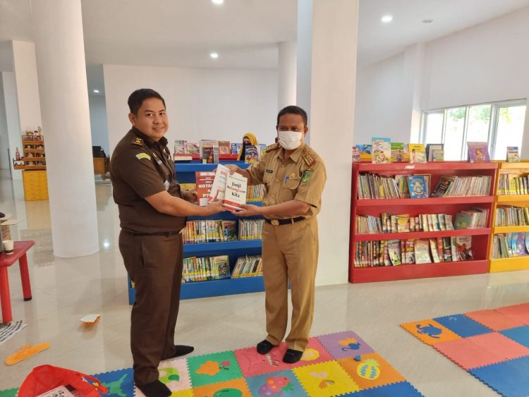 Kejari Lutim Donasi Puluhan Buku : Bentuk Dukungan  Kami Demi Kemajuan Literasi