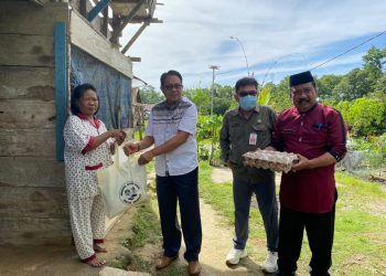 Diskominfo, DPMPTSP dan BPKAD Lutim Salurkan  Paket Sembako di Desa Benteng