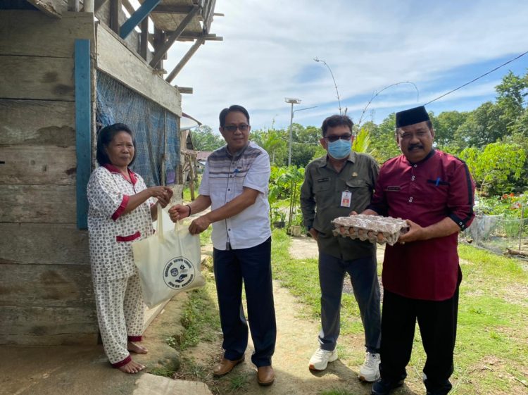 Diskominfo, DPMPTSP dan BPKAD Lutim Salurkan  Paket Sembako di Desa Benteng