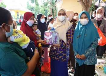 PKK Lutm- Persagi Bagi Paket Makanan Tambahan Untuk Balita di Burau