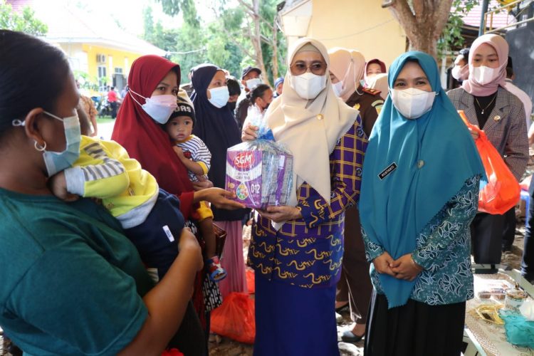 PKK Lutm- Persagi Bagi Paket Makanan Tambahan Untuk Balita di Burau