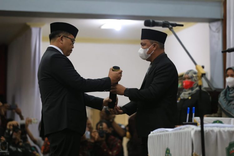 Aripin Jabat  Ketua DPRD Lutim, Begini Harapan Bupati Budiman