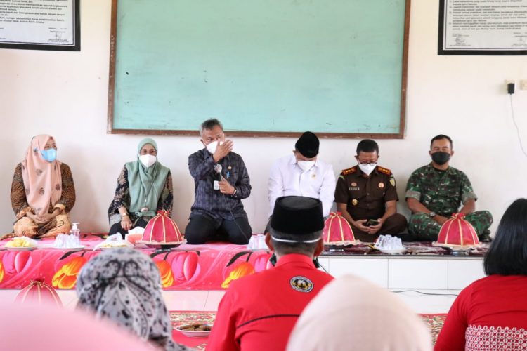 Moment Bupati Luwu Timur Semangati Guru-Guru SMPN 3 Towuti