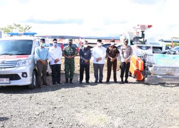 Sapa Desa di Mahalona, Bupati Budiman  Serahkan Ambulance dan Combine