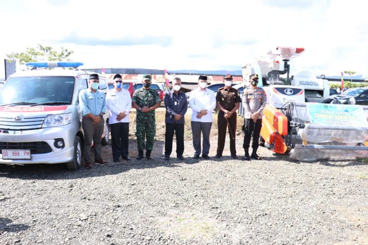 Sapa Desa di Mahalona, Bupati Budiman  Serahkan Ambulance dan Combine