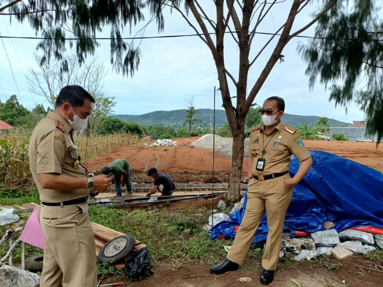 Foto : Sekda Bahri Suli Sambangi Lokasi Pembangunan Kantor KORPRI Lutim