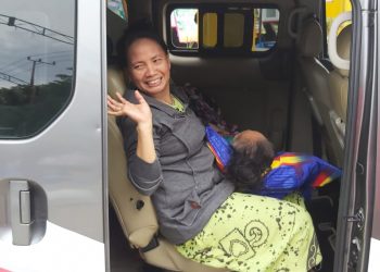 Senyum Bahagia Ny. Amina, Warga Lutim Pertama Yang Diantar Pulang Gratis di RSUD I Lagaligo