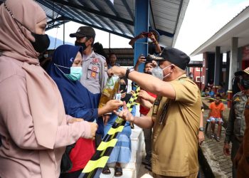 Moment Bupati  Budiman Pantau Langsung Operasi Pasar Mnyak Goreng di Pusat Niaga