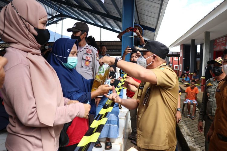 Moment Bupati  Budiman Pantau Langsung Operasi Pasar Mnyak Goreng di Pusat Niaga