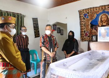 Bupati Budiman Kenakan Pakaian Adat  Saat  Melayat di Wasuponda