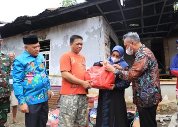 Korban Kebakaran di Desa Asuli Dapat Bantuan Dari Bupati Luwu Timur