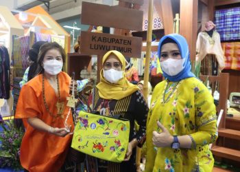 Ketua Dekranasda Lutim  Kenakan  Tenunan Khas Taipa Saat Pembukaan INACRAFT