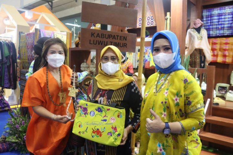 Ketua Dekranasda Lutim  Kenakan  Tenunan Khas Taipa Saat Pembukaan INACRAFT