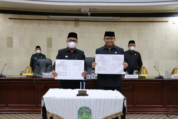 Bupati Budiman  Sampaikan Pendapat Akhir Atas Ranperda Tahap III Propemperda 2021