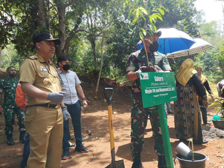 Pangdam XIV Hasanuddin- Bupati Lutim Tanam Pohon di Nursery PT. Vale