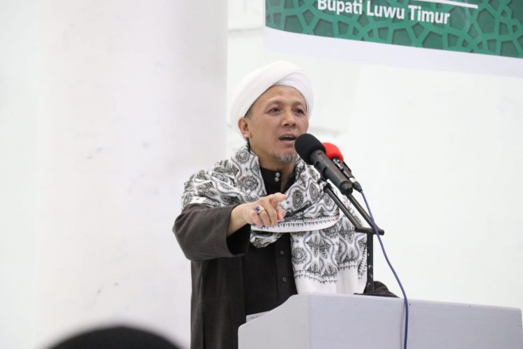 Menyimak  Peringatan  Nuzulul Qur’an di Masjid Agung Malili