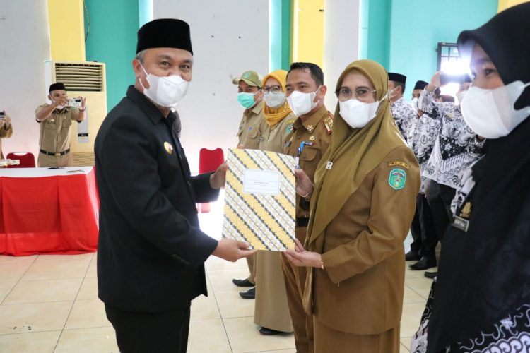 482  PPPK   Lutim Terima SK dan Surat Persetujuan Pencantuman Gelar