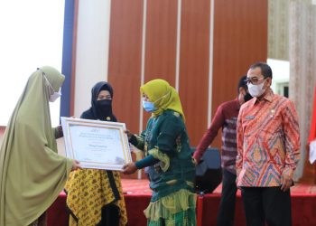 Berjasa di Bidang Pendidikan,  Titing Suhartini  Asal Lutim Diganjar Reward Dari OASE-KIM