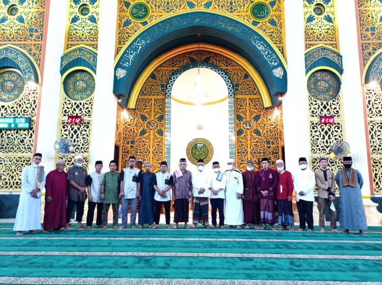 Budiman Serahkan Bantuan Sembako Bagi  Jamaah Mesjid Al-Ikhwan Sorowako