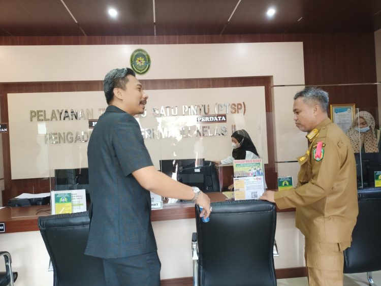 Foto : Momen Bupati Lutim Sambangi Pengadilan Negeri Malili