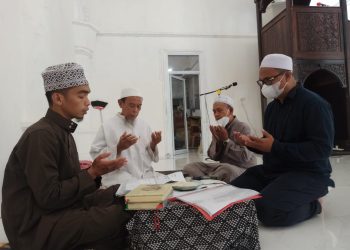 Foto : Momen Bupati Lutim Tunaikan Zakat