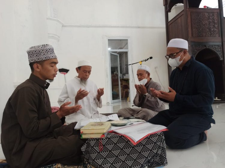 Foto : Momen Bupati Lutim Tunaikan Zakat