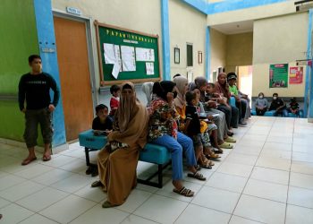 Foto : Usai Libur Lebaran, Warga Malili Antusias Datangi Puskesmas