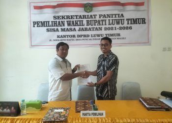 Foto : Ketua Bappilu PAN Lutim Serahkan Dokumen Pendaftaran Cawabup