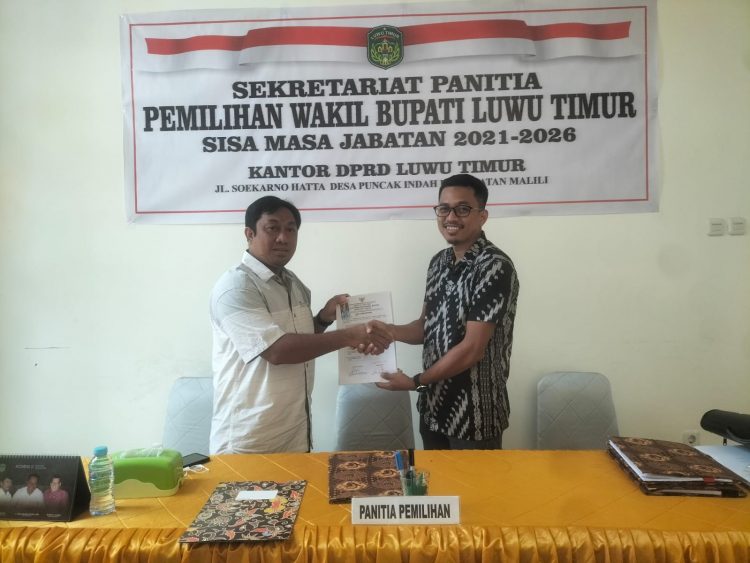Foto : Ketua Bappilu PAN Lutim Serahkan Dokumen Pendaftaran Cawabup