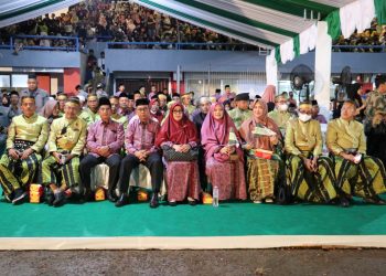 Sekda  Bahri Suli Pimpin Defile Kafilah MTQ Lutim di Bone