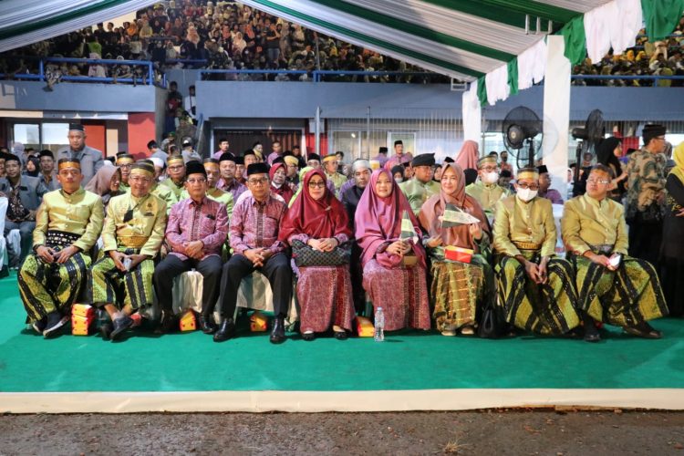 Sekda  Bahri Suli Pimpin Defile Kafilah MTQ Lutim di Bone