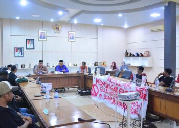 Kala Elemen Warga Burau Sampaikan Aspirasi Perbaikan Jalan