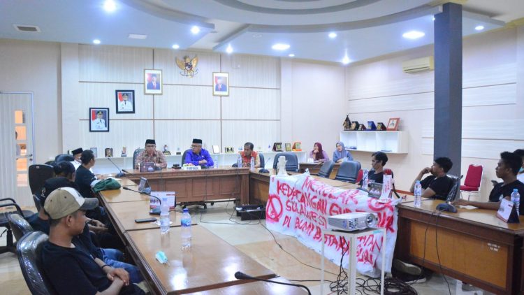 Kala Elemen Warga Burau Sampaikan Aspirasi Perbaikan Jalan