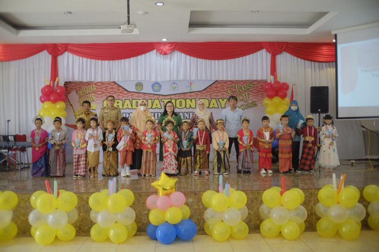 Meriahnya Penamatan Anak Didik TK B PAUD Bina Mandiri Yang Dihadiri Ketua Tim PKK dan Legislator Lutim