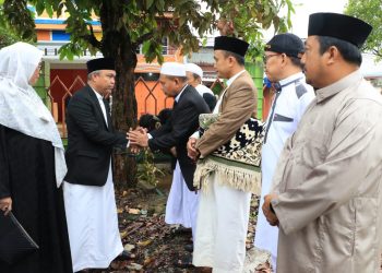 Bupati Luwu Timur Serahkan Hewan Qurban
