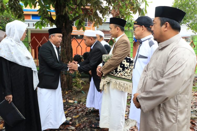 Bupati Luwu Timur Serahkan Hewan Qurban