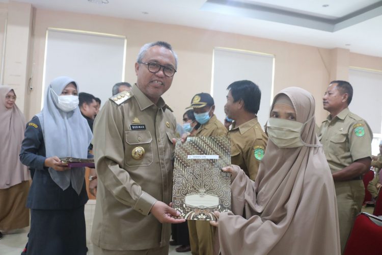 Foto :  Sosialisasi Ketaspenan dan Penyerahan  SK Pensiun di Luwu Timur