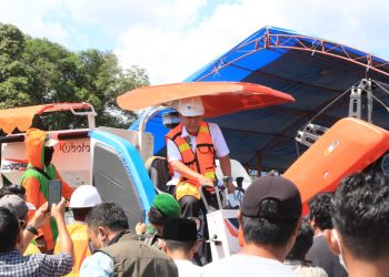 PKPM PT. Vale Salurkan  2 Unit Combine dan 4 Hand Traktor