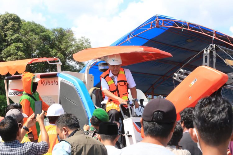 PKPM PT. Vale Salurkan  2 Unit Combine dan 4 Hand Traktor