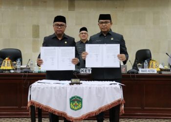 Budiman Serahkan Dua Ranperda Tahap II Kepada DPRD Lutim