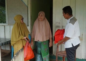 Sekretariat DPRD Lutim Ikut Berbagi Bendera  dan Sembako