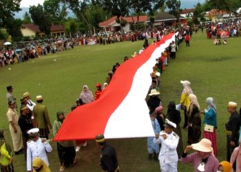 Momentum HUT RI, Santri Miftahul Ulum di Kalaena Arak Bendera Sepanjang 77 Meter
