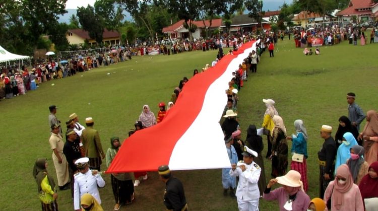Momentum HUT RI, Santri Miftahul Ulum di Kalaena Arak Bendera Sepanjang 77 Meter