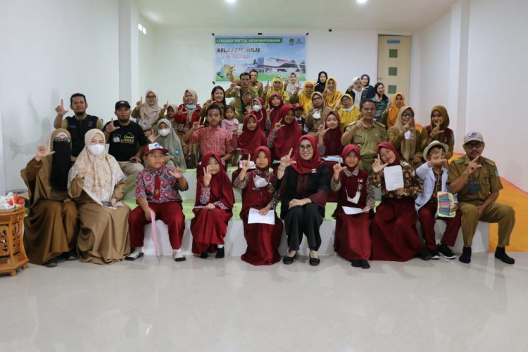 Bunda Literasi Lutim : Pergunakan Ilmu Untuk Kebaikan Daerah