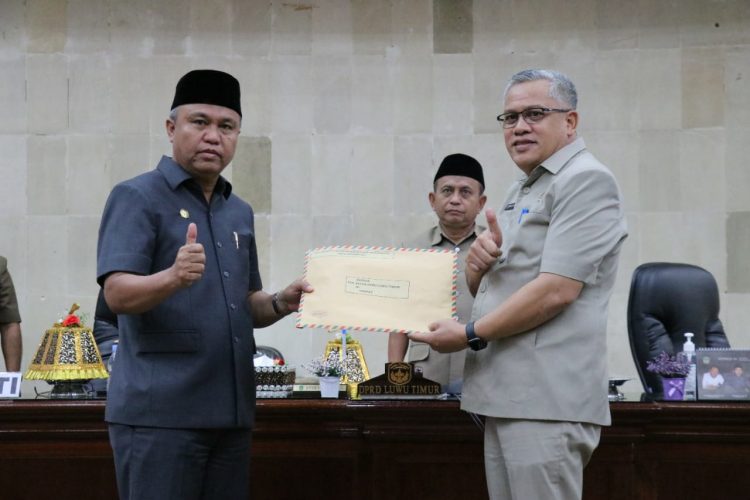 Foto : Penyerahan Rancangan Perubahan  KUA PPAS Lutim Tahun 2022