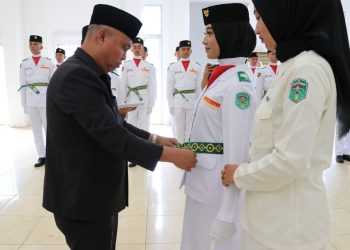 Bupati Budiman Kukuhkan Paskibra Lutim 2022