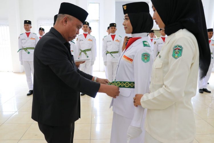 Bupati Budiman Kukuhkan Paskibra Lutim 2022